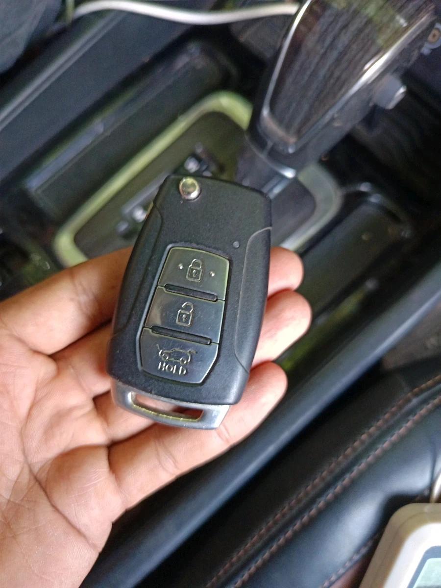 2019 Mahindra ALTURAS G4 4WD AT, Diesel, Automatic, 85,749 km, interior