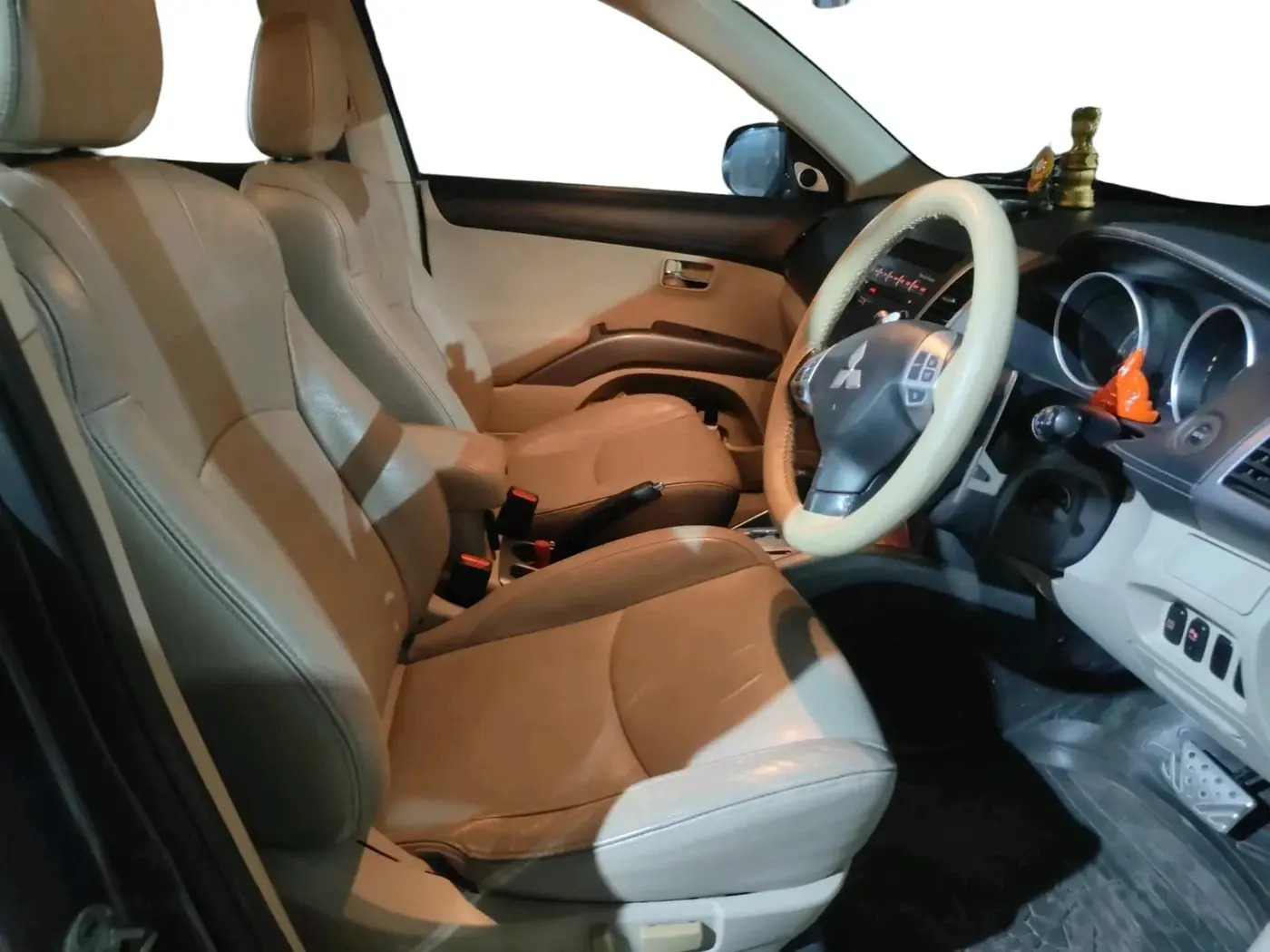 2011 Mitsubishi Outlander 2.4 MIVEC, Petrol, Automatic, 83,140 km, interior