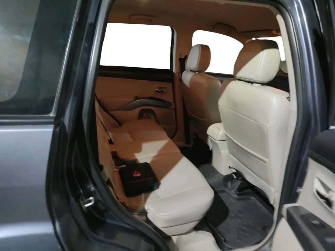 2011 Mitsubishi Outlander 2.4 MIVEC, Petrol, Automatic, 83,140 km, interior