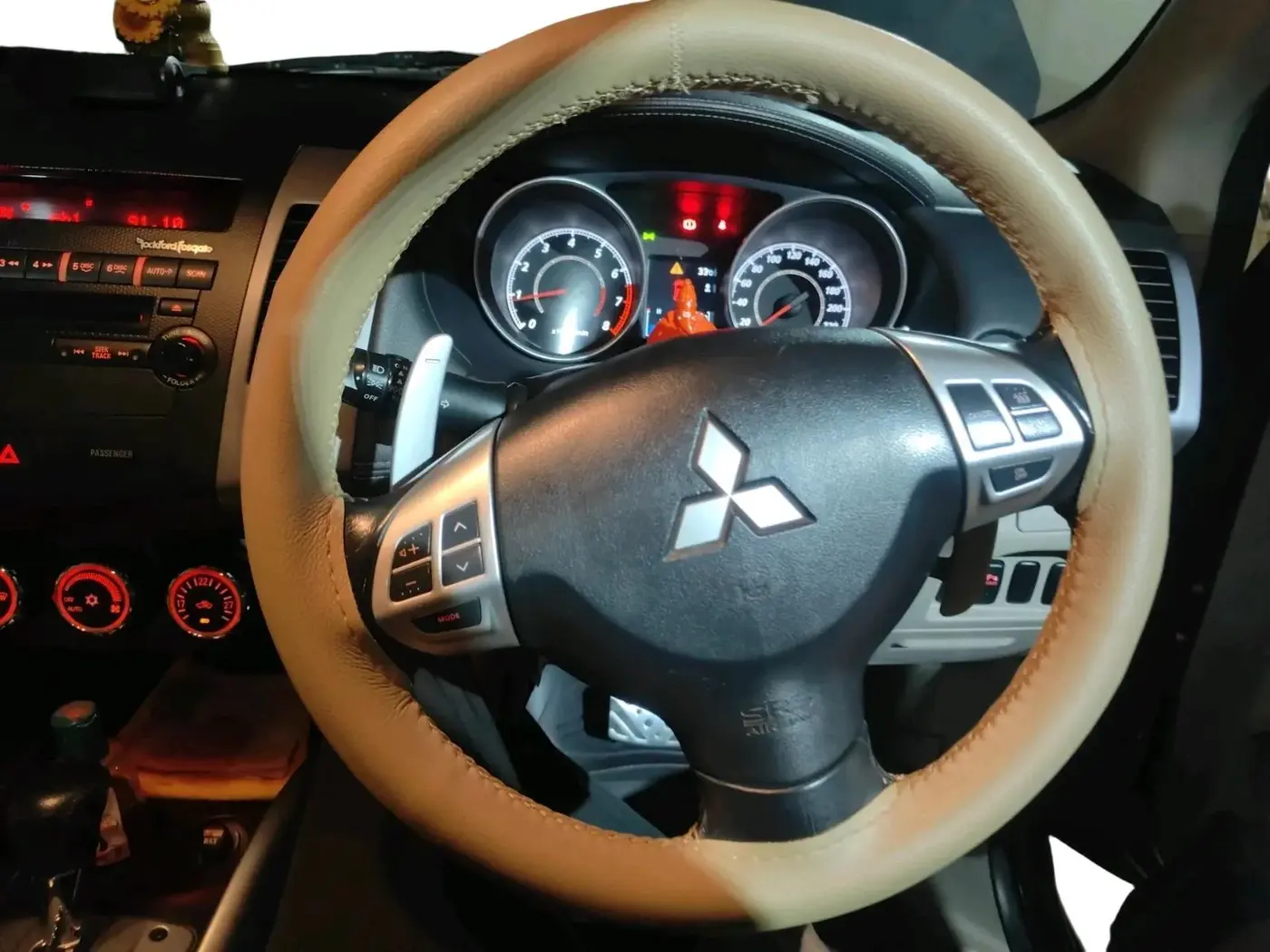 2011 Mitsubishi Outlander 2.4 MIVEC, Petrol, Automatic, 83,140 km, interior
