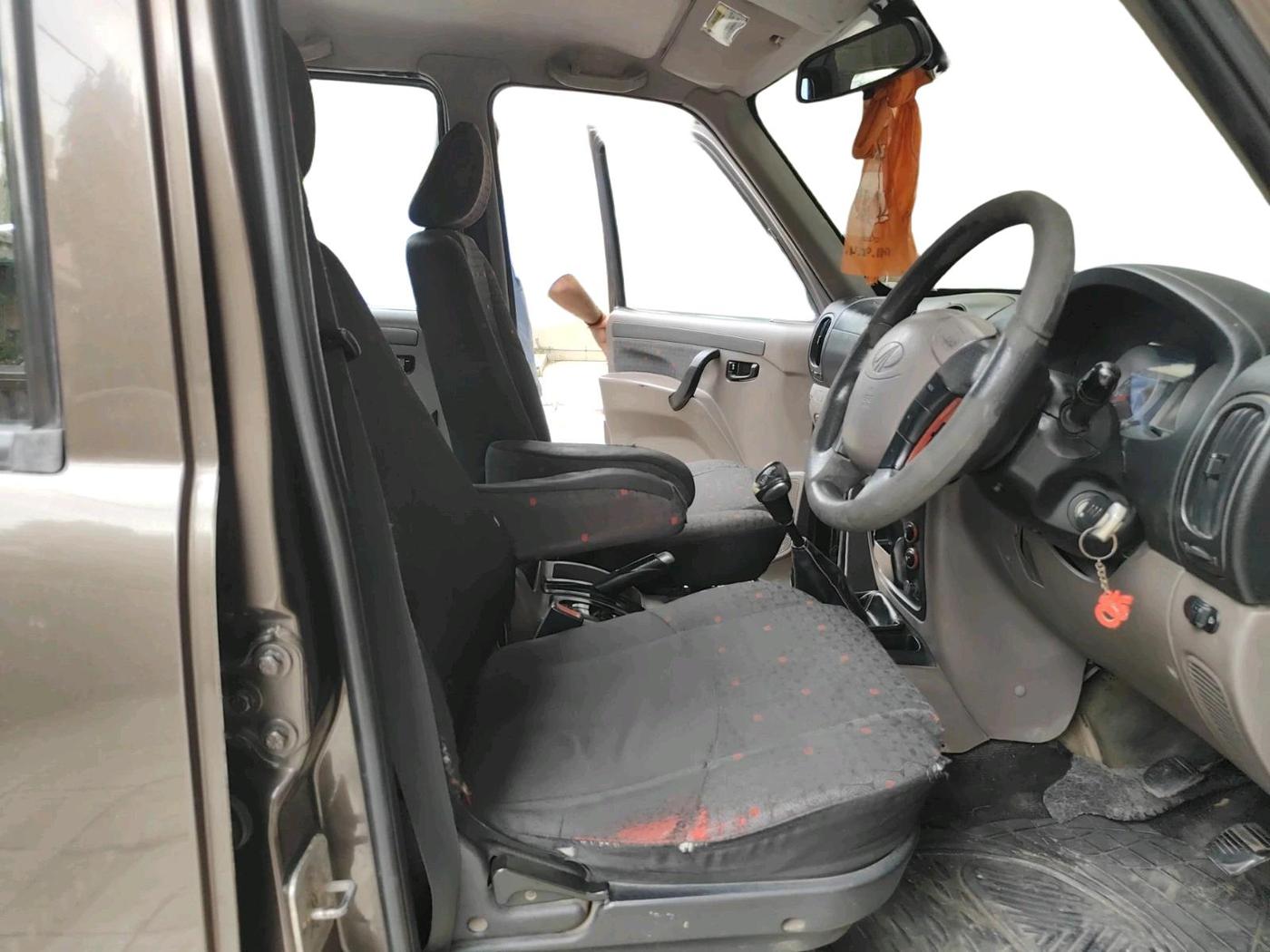 2013 Mahindra Scorpio VLX 2WD AIRBAG BS-III, Diesel, Manual, 3,30,950 km, interior
