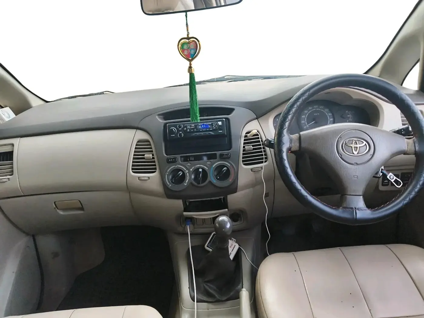 2011 Toyota Innova 2.5 G4 7 STR, Diesel, Manual, 1,32,200 km, interior