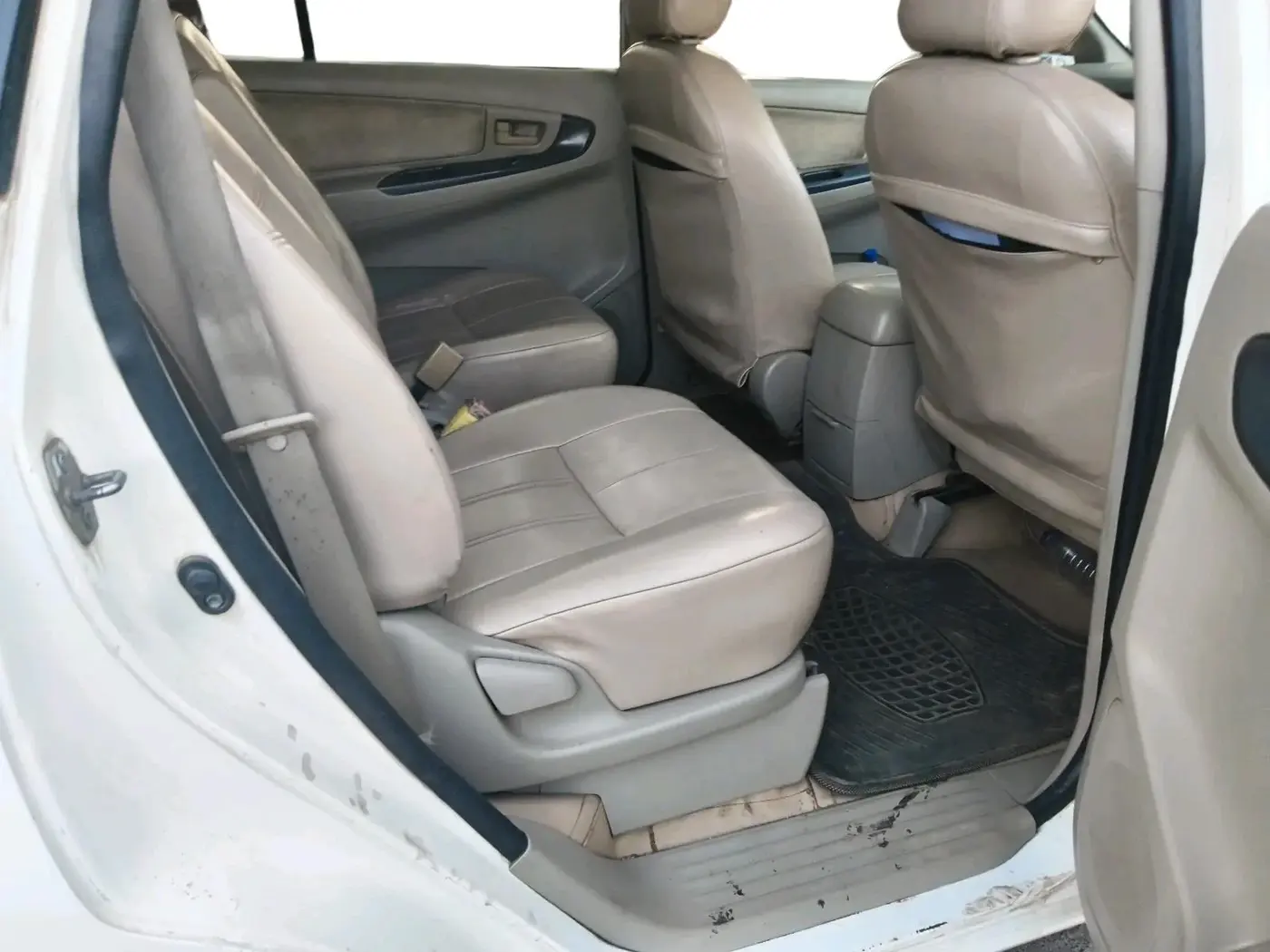 2011 Toyota Innova 2.5 G4 7 STR, Diesel, Manual, 1,32,200 km, interior
