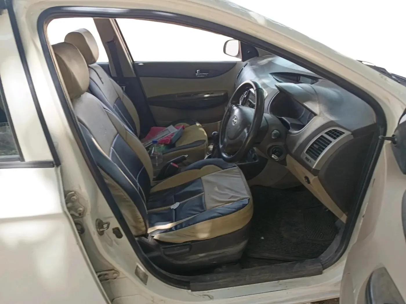 2010 Hyundai i20 MAGNA 1.2, CNG, Manual, 1,66,314 km, interior