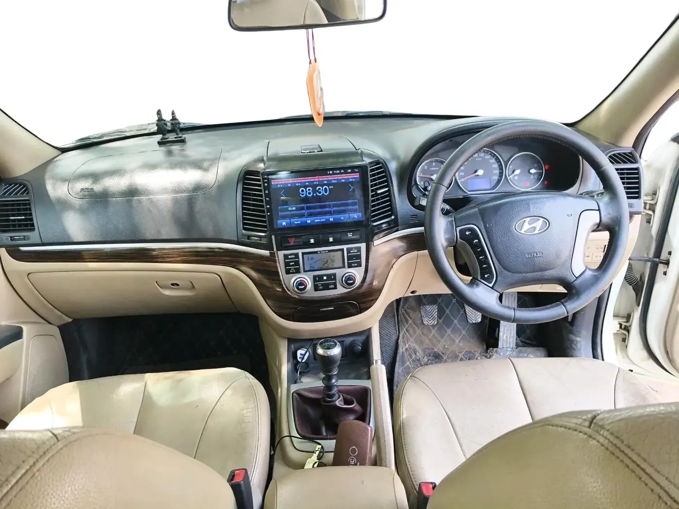 2011 Hyundai Santa Fe 2 WD, Diesel, Manual, 1,24,953 km, interior