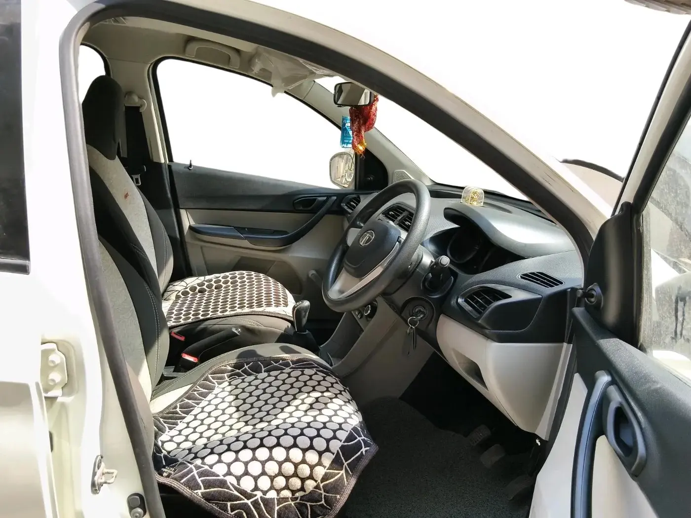 2016 Tata Tiago XE PETROL, Petrol, Manual, 13,353 km, interior