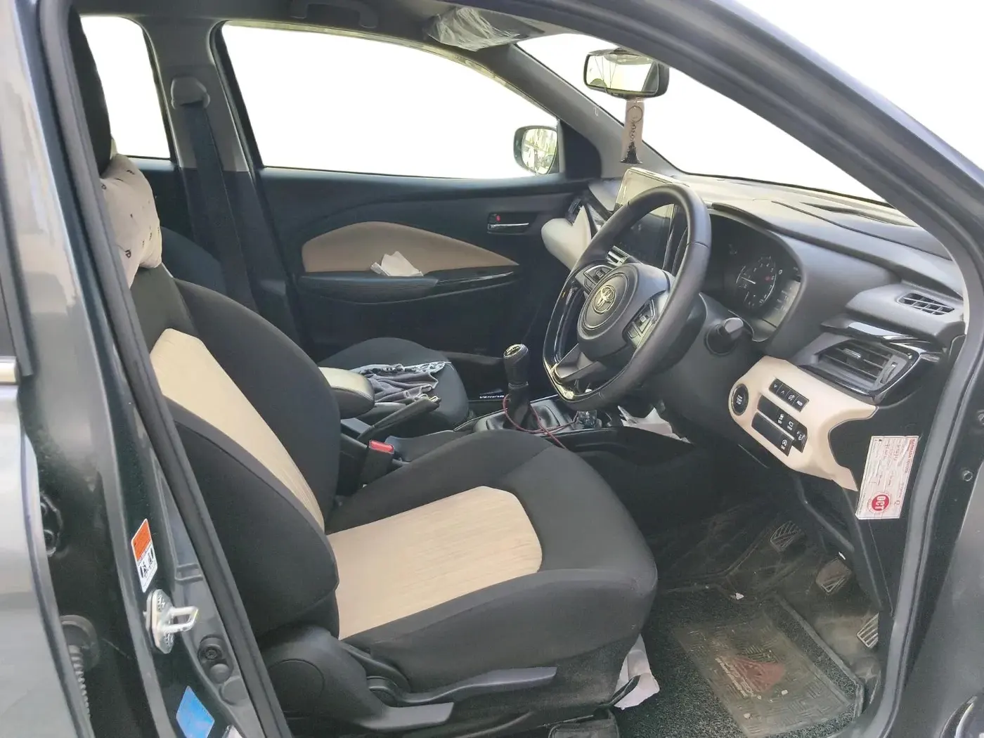 2022 Toyota Glanza V, Petrol, Manual, 23,944 km, interior