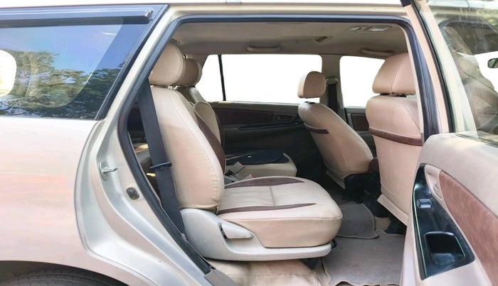 2016 Toyota Innova 2.5 GX 7 STR, Diesel, Manual, 1,80,510 km, interior