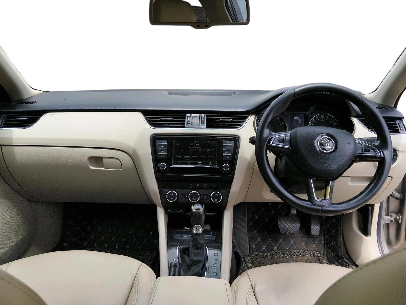 2015 Skoda Octavia ELEGANCE 1.8 TSI AT, Petrol, Automatic, 1,79,767 km, interior