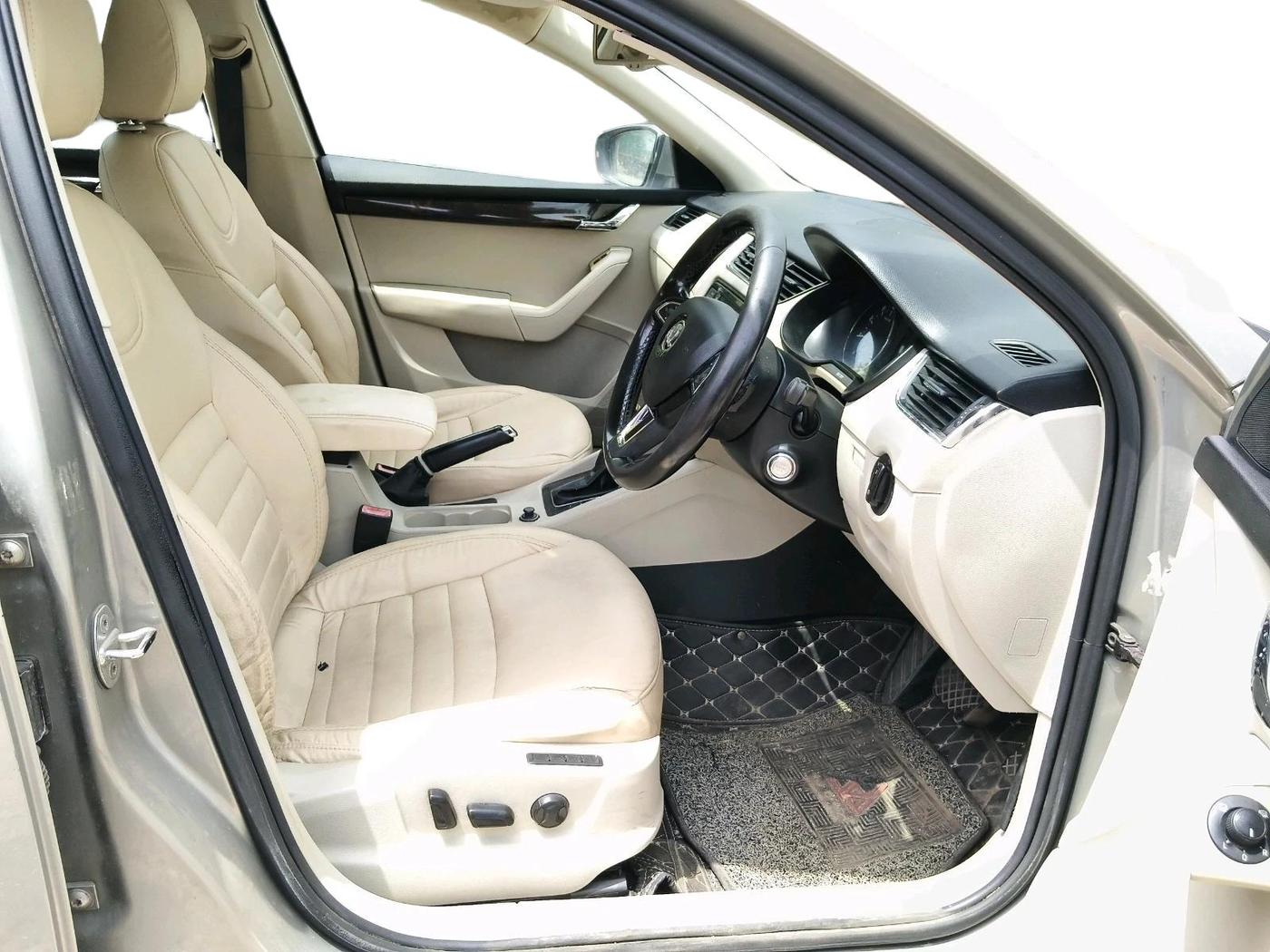 2015 Skoda Octavia ELEGANCE 1.8 TSI AT, Petrol, Automatic, 1,79,767 km, interior