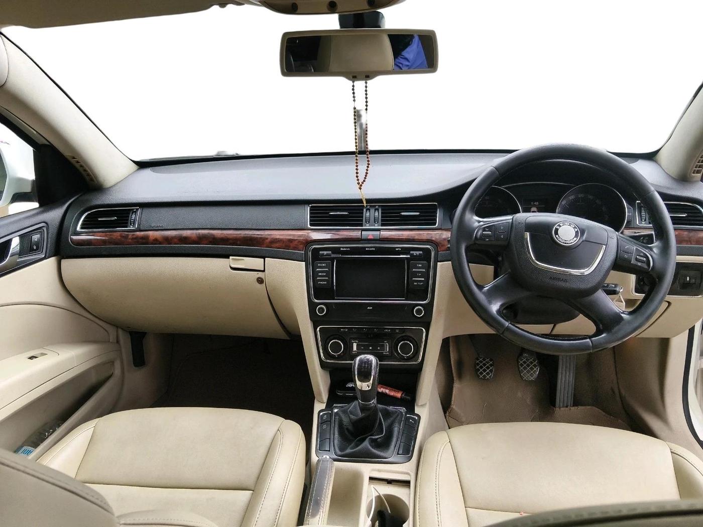 2012 Skoda Superb ELEGANCE 1.8 TSI MT, Petrol, Manual, 1,24,101 km, interior