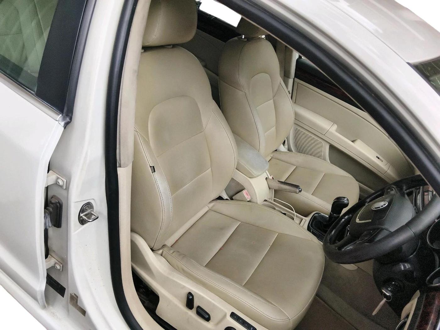 2012 Skoda Superb ELEGANCE 1.8 TSI MT, Petrol, Manual, 1,24,101 km, interior