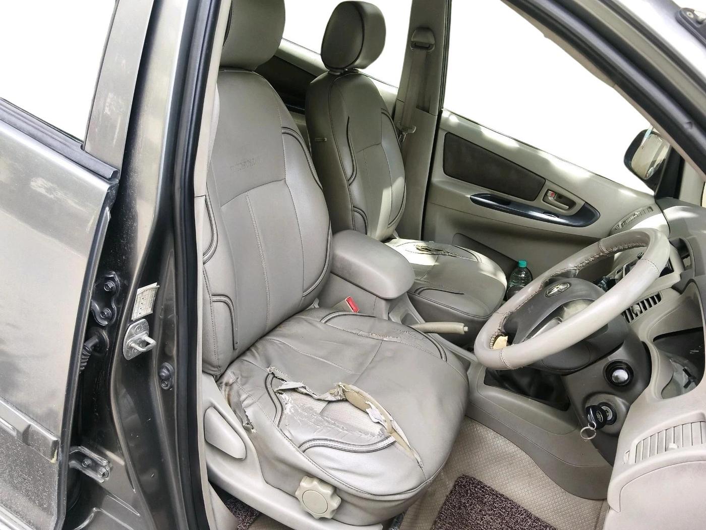 2013 Toyota Innova 2.5 GX 8 STR, Diesel, Manual, 3,05,268 km, interior