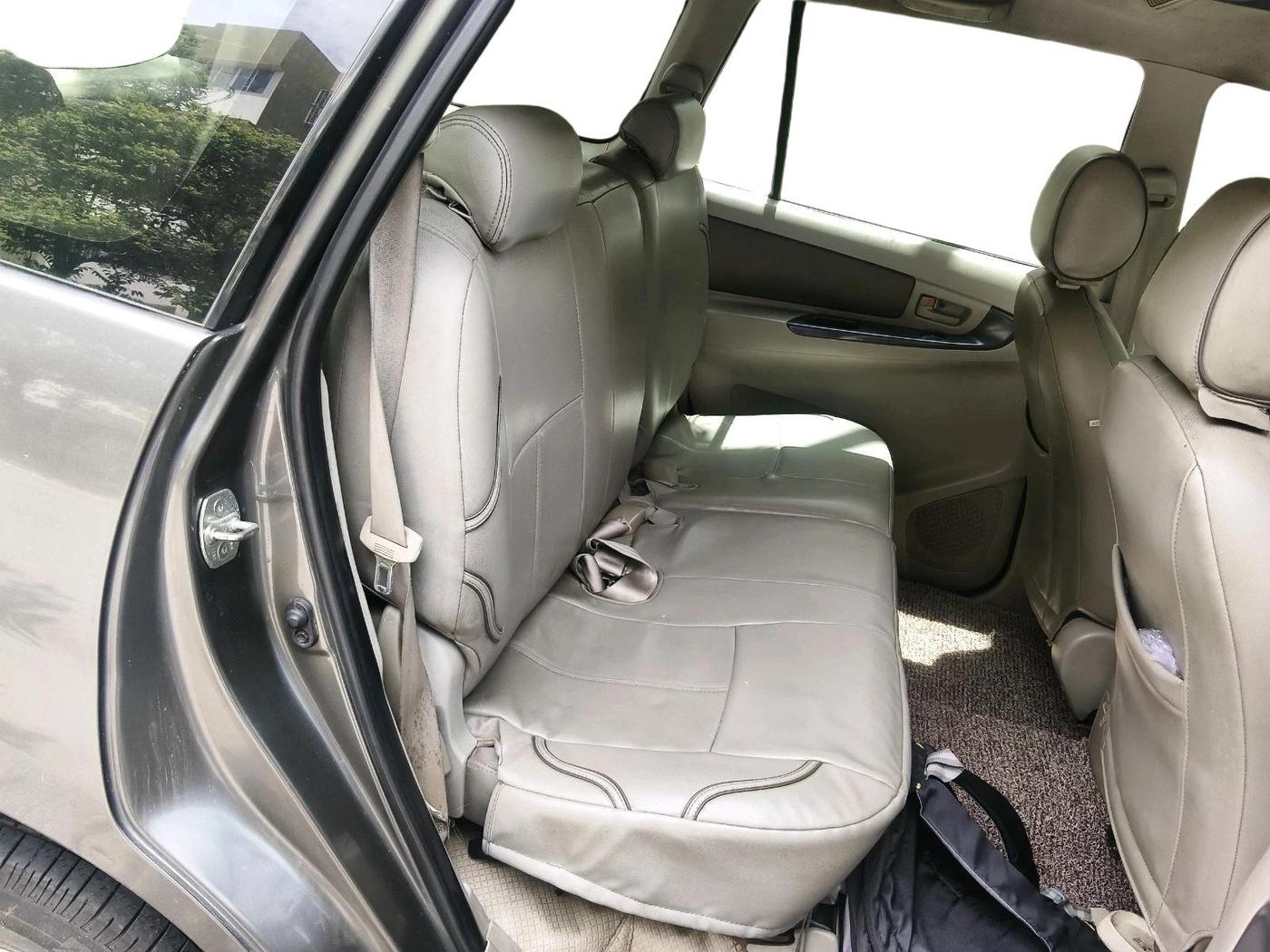 2013 Toyota Innova 2.5 GX 8 STR, Diesel, Manual, 3,05,268 km, interior