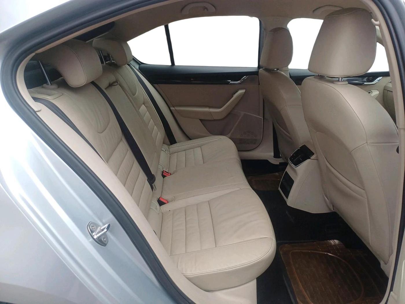 2013 Skoda Octavia AMBITION 2.0 TDI AT, Diesel, Automatic, 1,66,396 km, interior