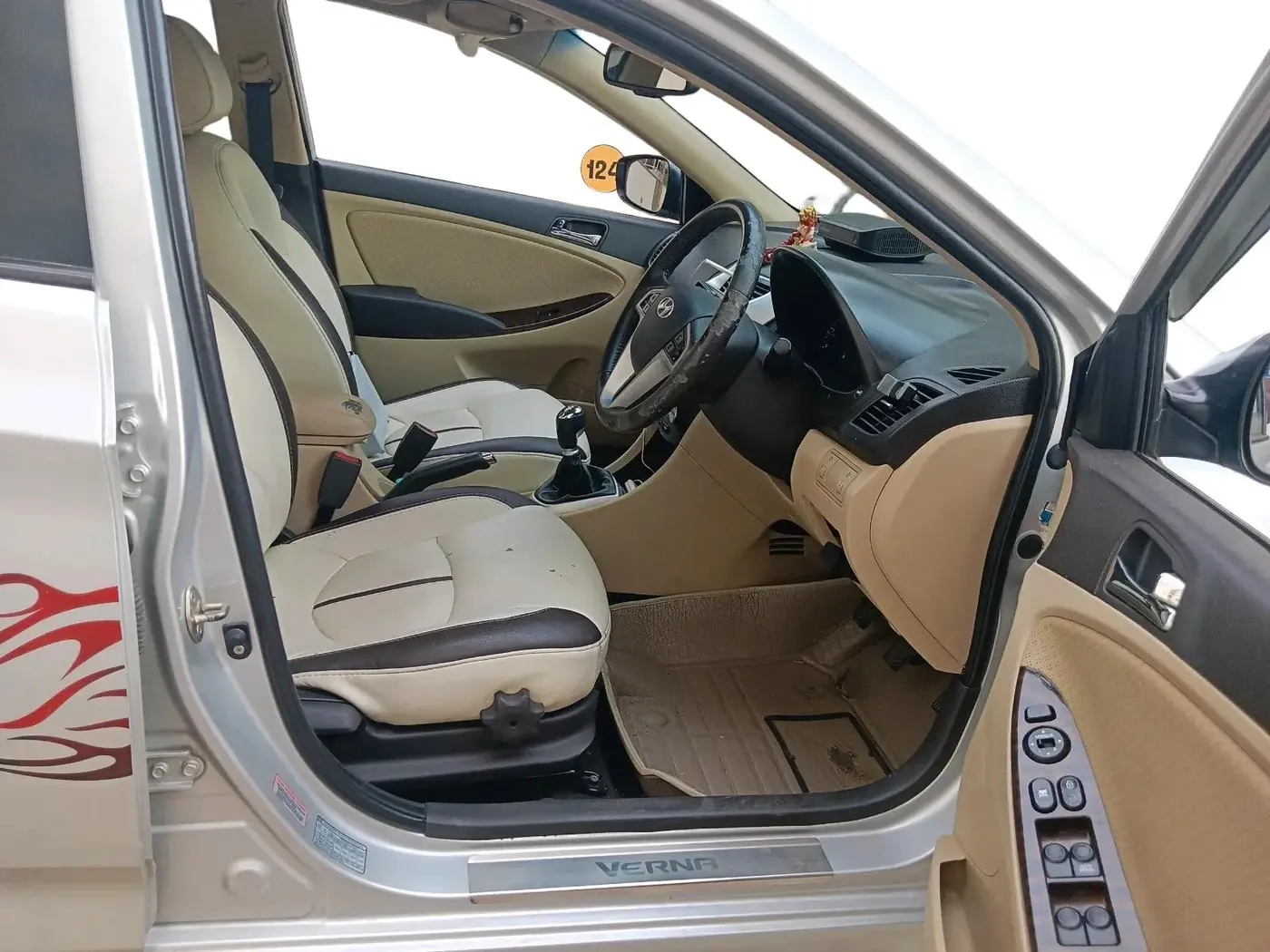 2011 Hyundai Verna FLUIDIC 1.6 CRDI SX, Diesel, Manual, 52,946 km, interior