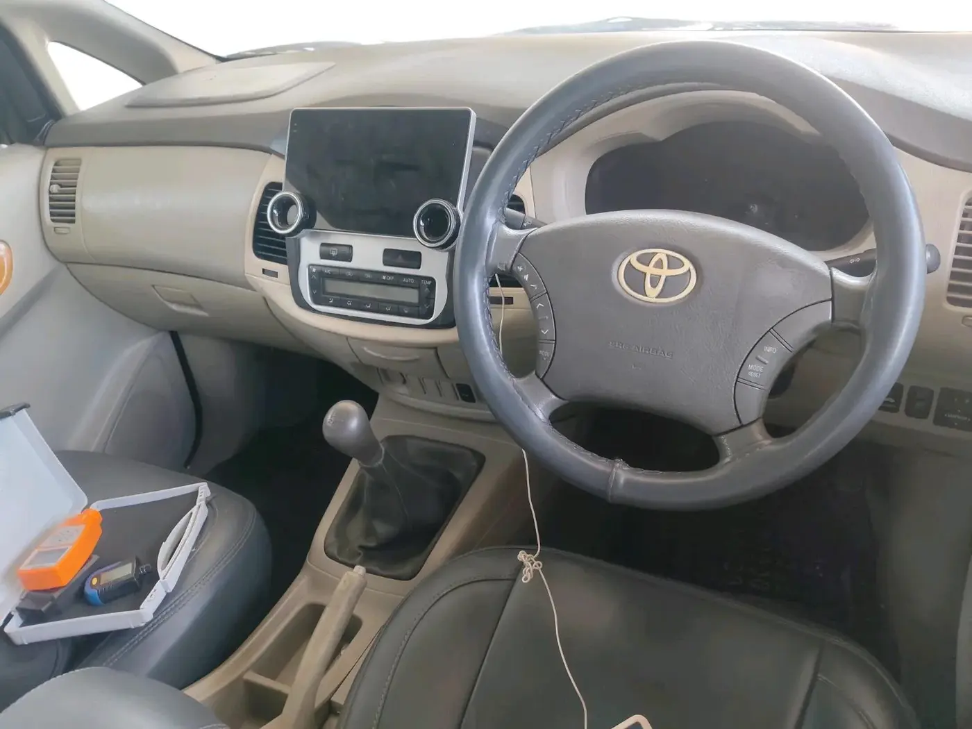2011 Toyota Innova V 2.5 7 STR, Diesel, Manual, 1,70,121 km, interior