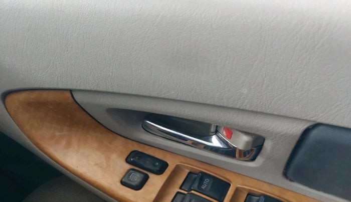 2011 Toyota Innova V 2.5 7 STR, Diesel, Manual, 1,70,121 km, interior