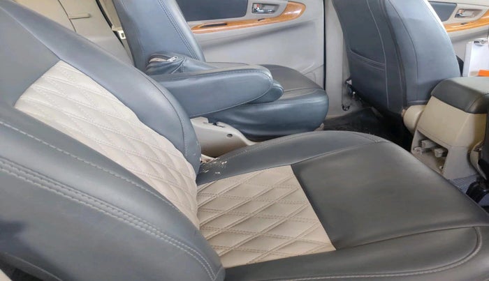 2011 Toyota Innova V 2.5 7 STR, Diesel, Manual, 1,70,121 km, interior