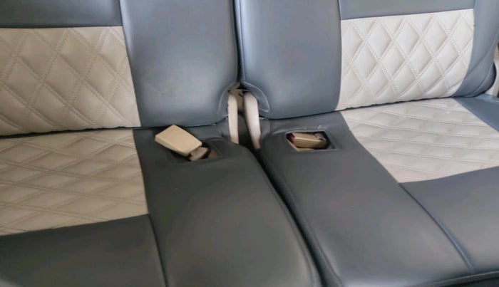 2011 Toyota Innova V 2.5 7 STR, Diesel, Manual, 1,70,121 km, interior