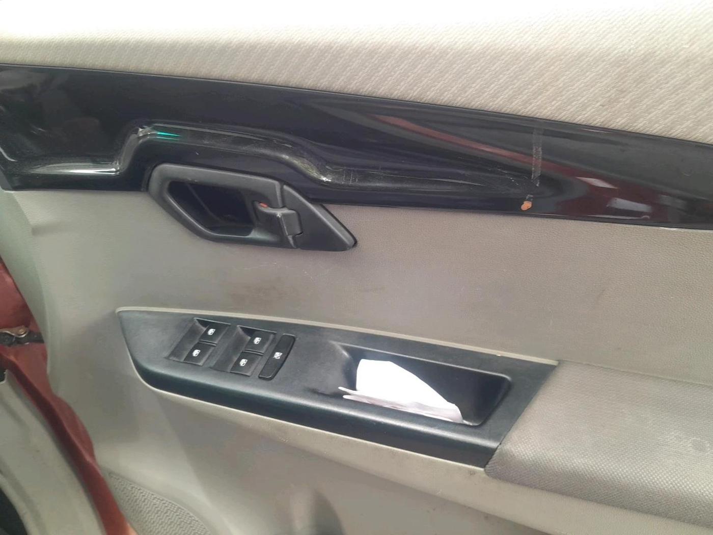 2017 Mahindra Kuv100 K8 6 STR, Petrol, Manual, 52,148 km, interior