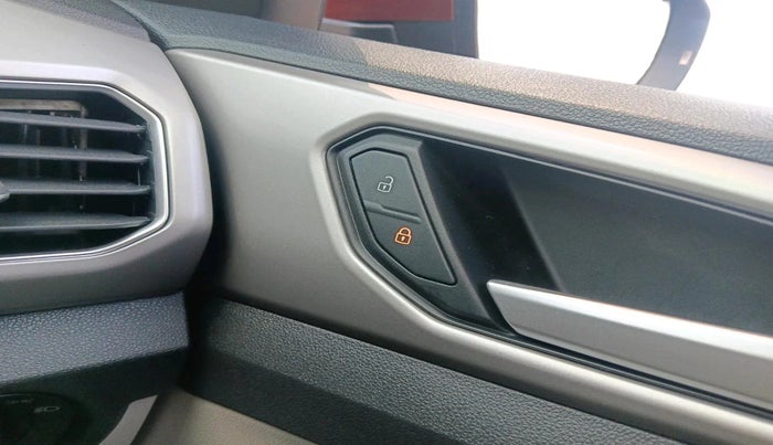 2025 Volkswagen TAIGUN HIGHLINE 1.0 TSI MT, Petrol, Manual, 1,235 km, interior