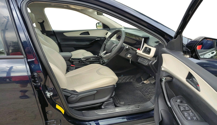 2022 Mahindra XUV700 AX 5 P AT 5 STR, Petrol, Automatic, 19,645 km, interior