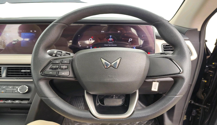 2022 Mahindra XUV700 AX 5 P AT 5 STR, Petrol, Automatic, 19,645 km, interior