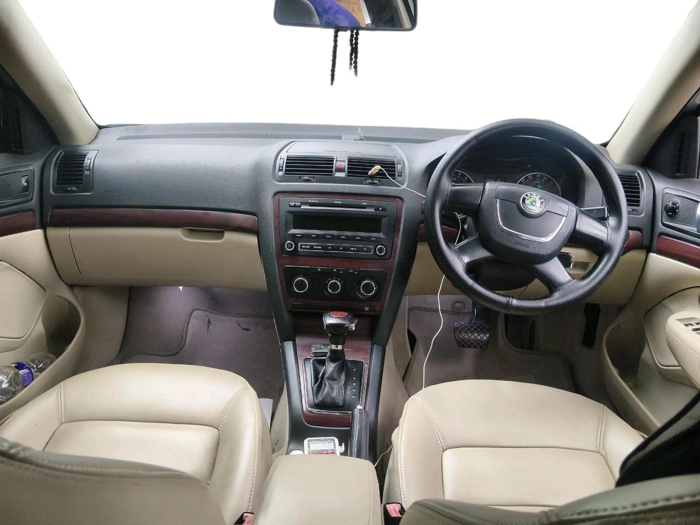 2012 Skoda Laura AMBIENTE 1.9 TDI AT, Diesel, Automatic, 1,19,959 km, interior