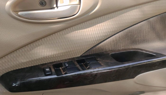 2016 Toyota Etios Liva V, Petrol, Manual, 1,09,104 km, interior