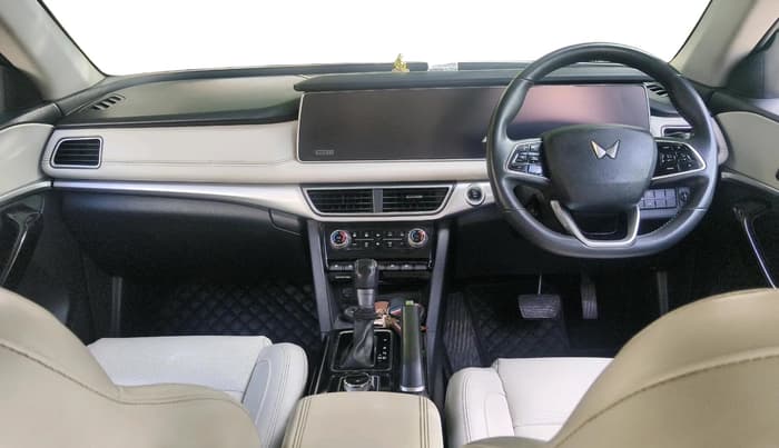 2022 Mahindra XUV700 AX 7 P AT 7 STR, Petrol, Automatic, 68,741 km, interior