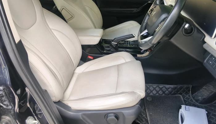 2022 Mahindra XUV700 AX 7 P AT 7 STR, Petrol, Automatic, 68,741 km, interior
