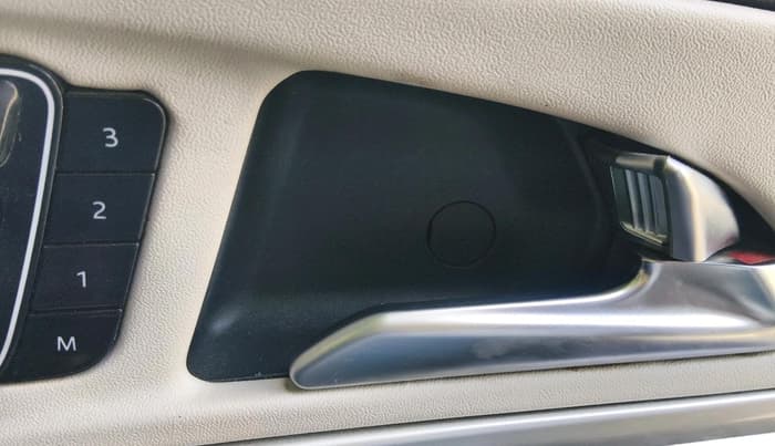 2022 Mahindra XUV700 AX 7 P AT 7 STR, Petrol, Automatic, 68,741 km, interior