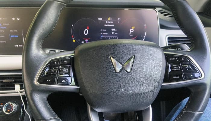 2022 Mahindra XUV700 AX 7 P AT 7 STR, Petrol, Automatic, 68,741 km, interior