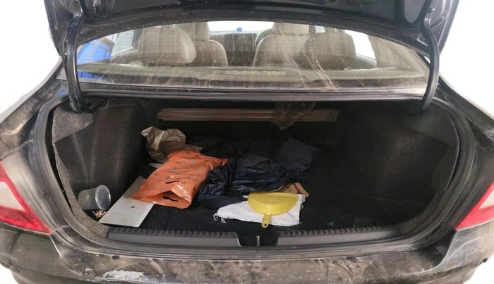 2012 Skoda Rapid ELEGANCE 1.6 MPI MT, Petrol, Manual, 81,068 km, exterior