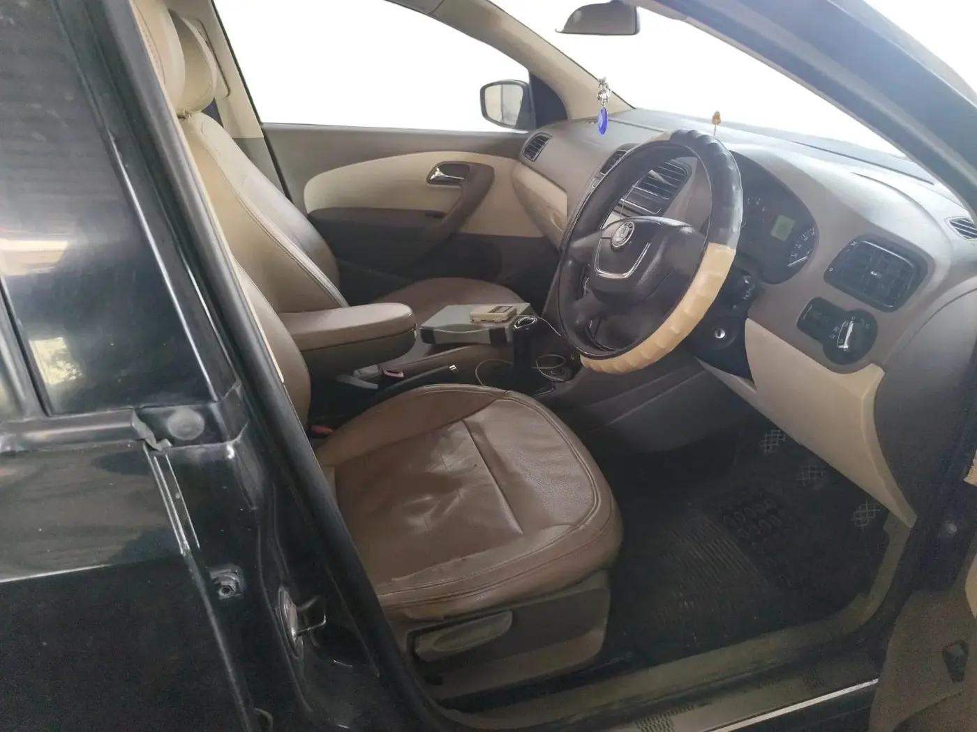 2012 Skoda Rapid ELEGANCE 1.6 MPI MT, Petrol, Manual, 81,068 km, interior