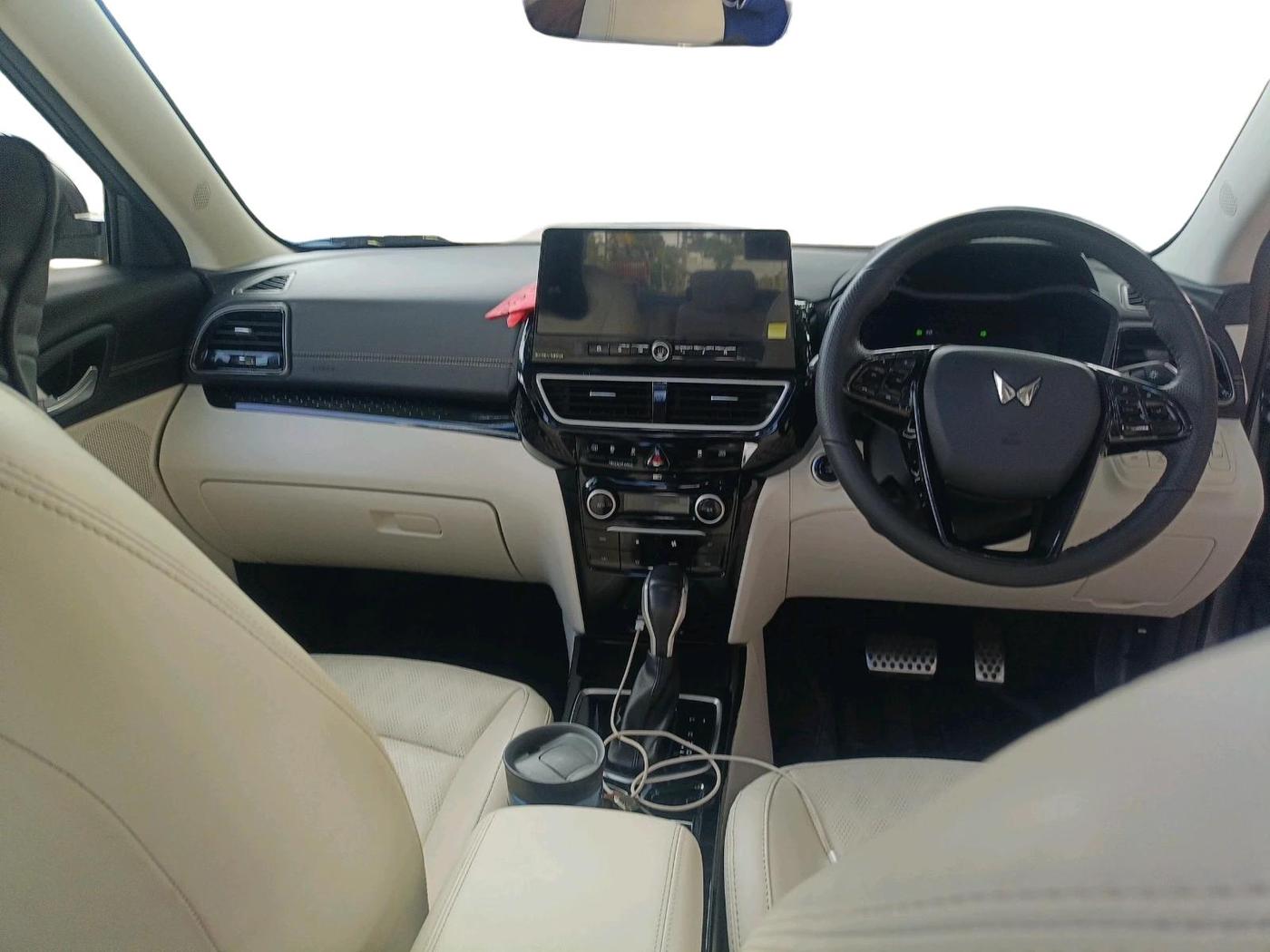 2024 Mahindra XUV 3XO AX7L 1.2 Petrol AT, Petrol, Automatic, 26,695 km, interior