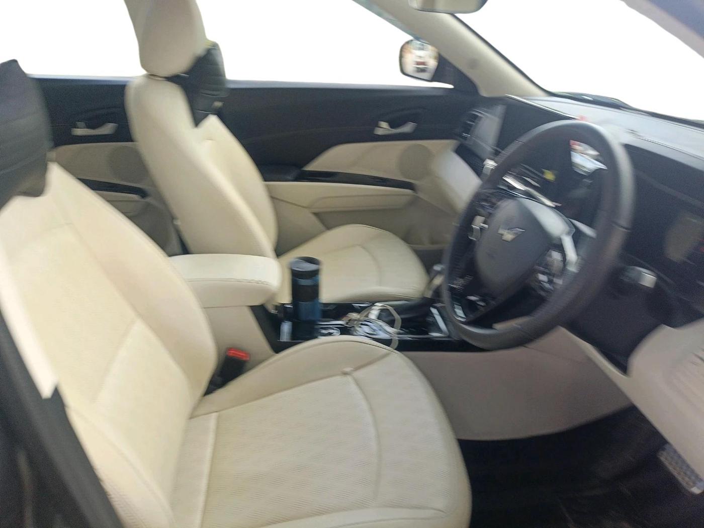 2024 Mahindra XUV 3XO AX7L 1.2 Petrol AT, Petrol, Automatic, 26,695 km, interior