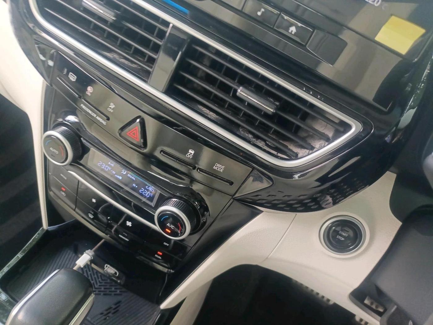 2024 Mahindra XUV 3XO AX7L 1.2 Petrol AT, Petrol, Automatic, 26,695 km, interior