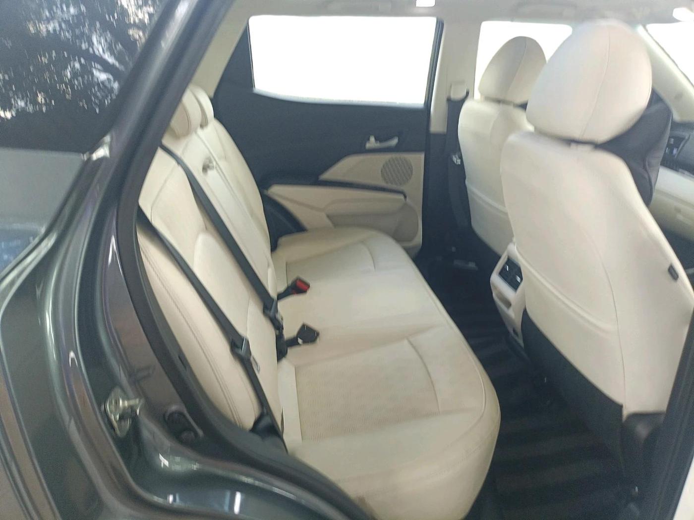 2024 Mahindra XUV 3XO AX7L 1.2 Petrol AT, Petrol, Automatic, 26,695 km, interior
