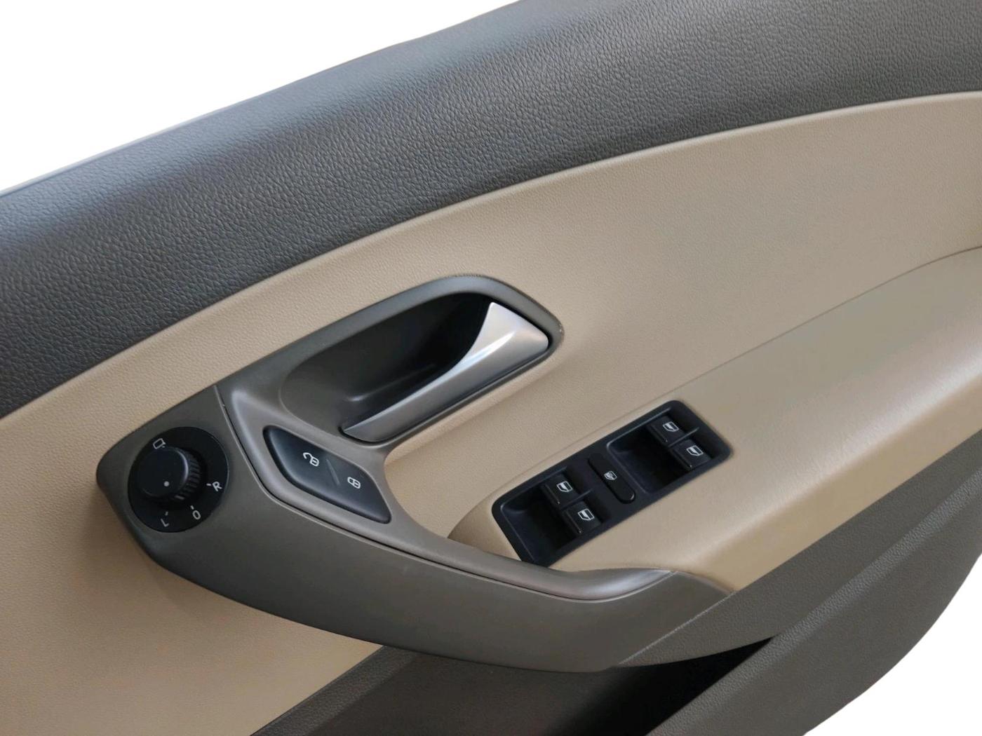 2016 Volkswagen Vento HIGHLINE PETROL AT, Petrol, Automatic, 51,270 km, interior