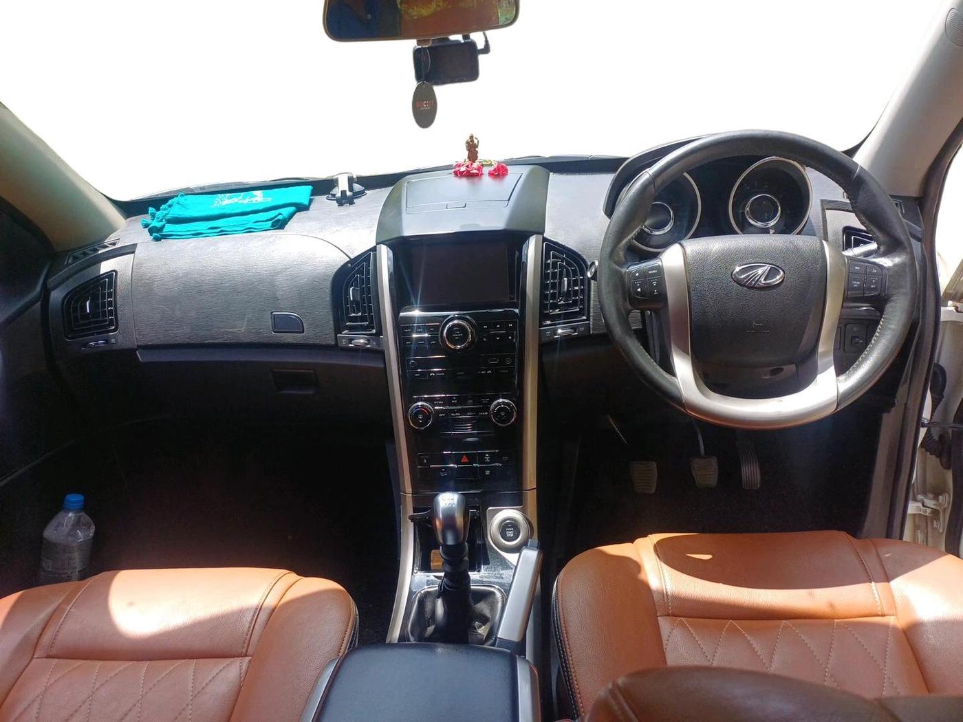 2019 Mahindra XUV500 W9, Diesel, Manual, 1,30,191 km, interior