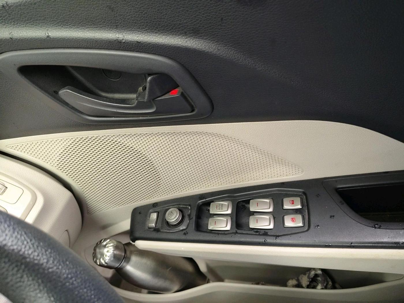 2022 Mahindra XUV300 W6 1.2 PETROL, Petrol, Manual, 68,408 km, interior
