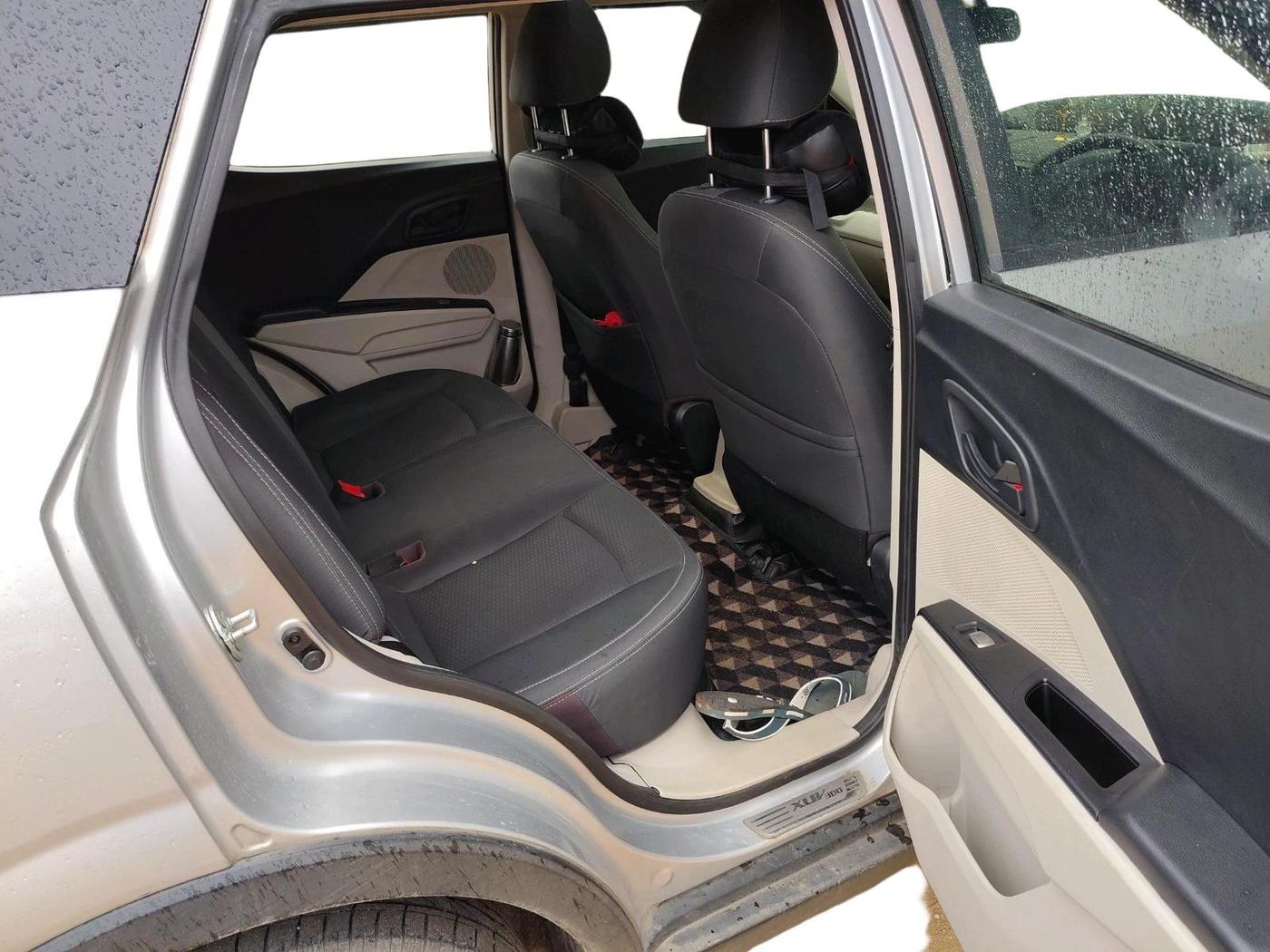 2022 Mahindra XUV300 W6 1.2 PETROL, Petrol, Manual, 68,408 km, interior