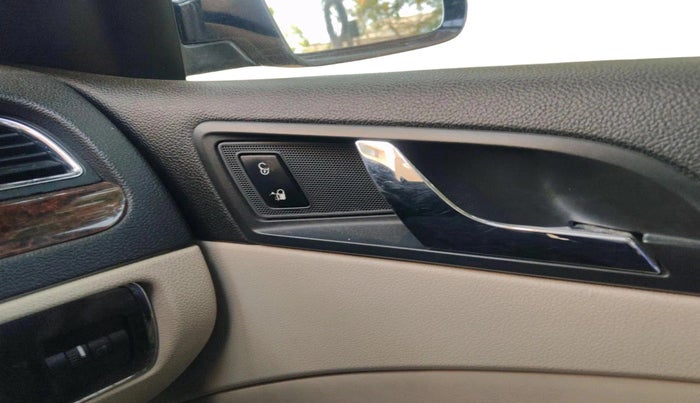 2011 Skoda Superb ELEGANCE 2.0 TDI CR AT, Diesel, Automatic, 1,57,279 km, interior