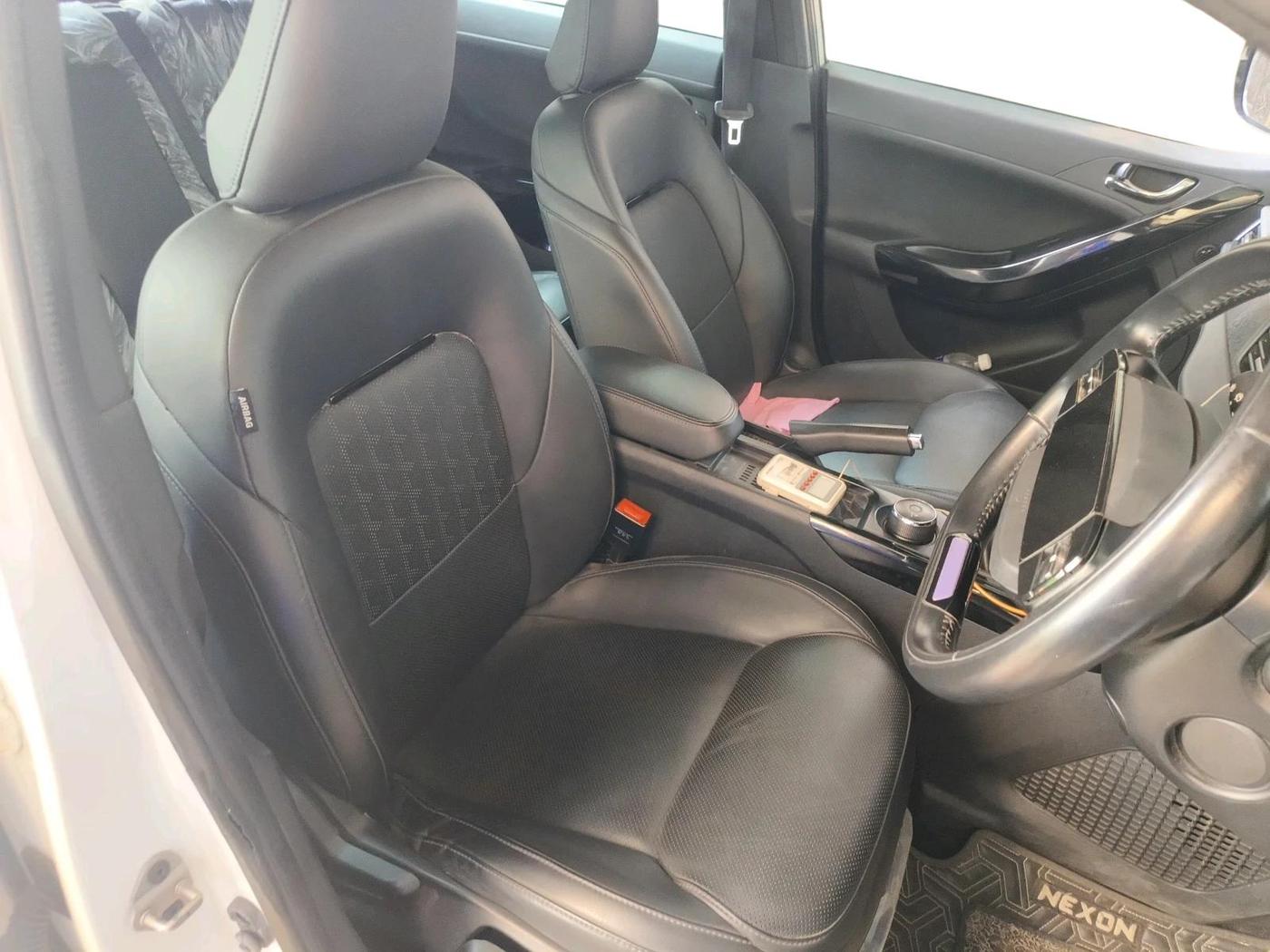 2023 Tata NEXON FEARLESS + SUNROOF DUAL TONE 1.5 DIESEL, Diesel, Manual, 80,678 km, interior