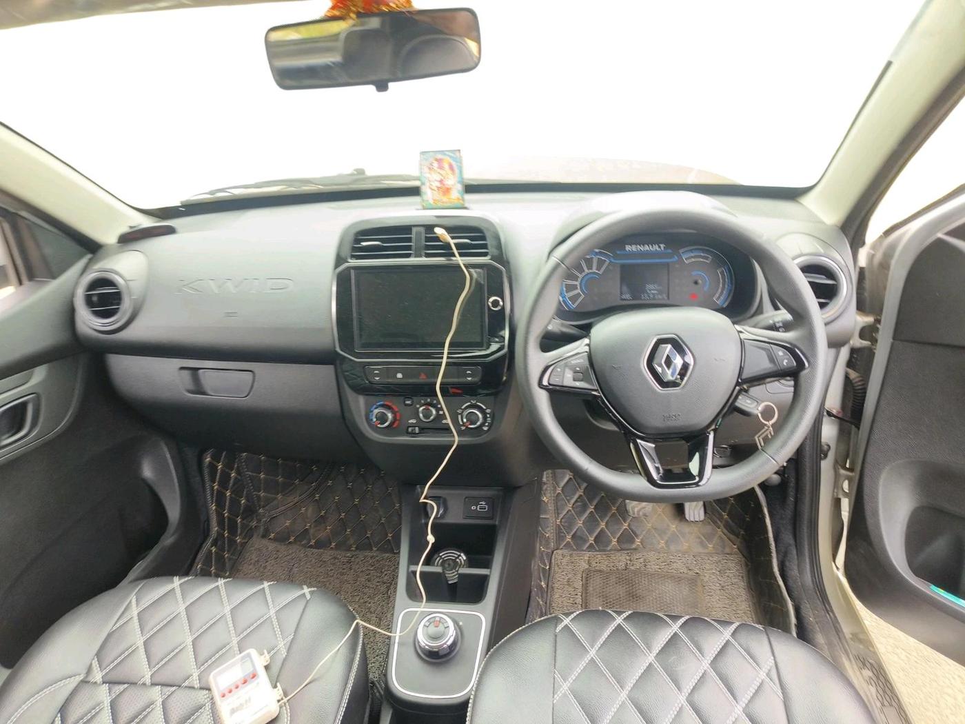 2025 Renault Kwid RXT 1.0 AMT, Petrol, Automatic, 3,965 km, interior