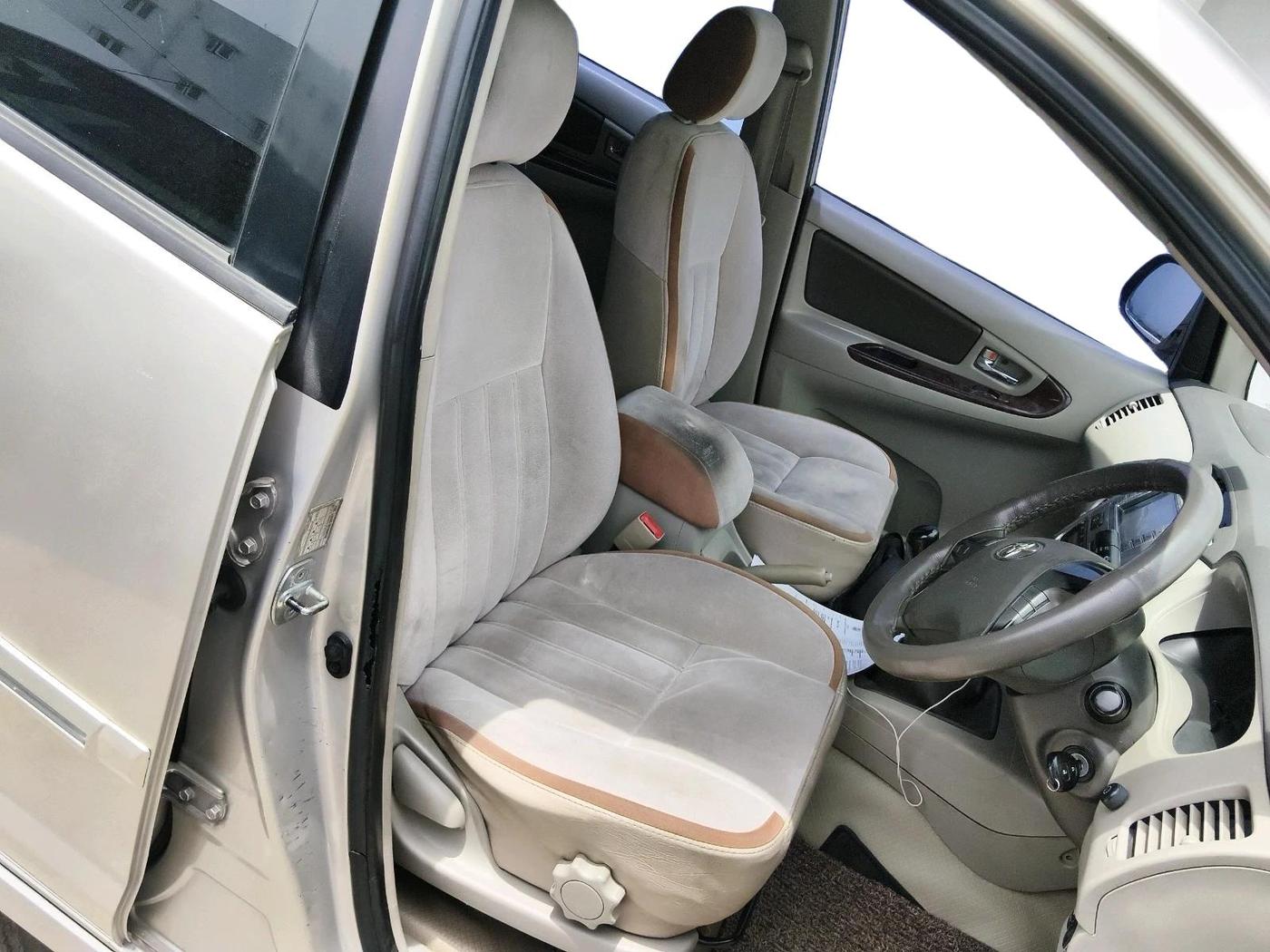2012 Toyota Innova 2.5 VX 7 STR, Diesel, Manual, 2,92,433 km, interior