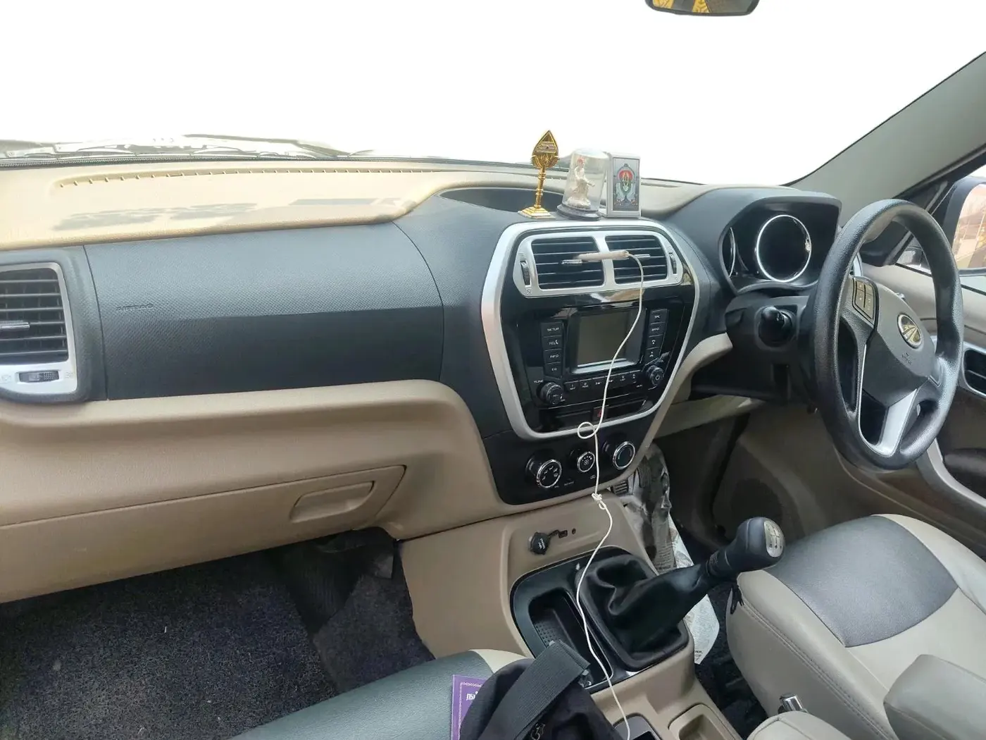 2015 Mahindra TUV300 T8, Diesel, Manual, 1,54,474 km, interior
