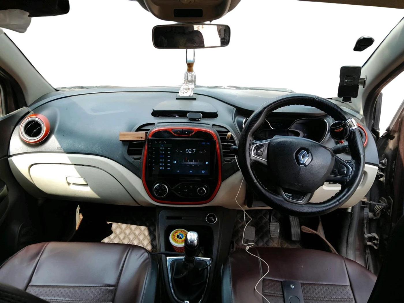 2017 Renault Captur RXT DIESEL DUAL TONE, Diesel, Manual, 2,40,077 km, interior